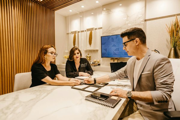 How can you effectively choose a business structure in the UK?